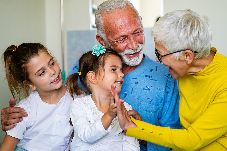 Family visiting seniors in memory care facility in Dayton, OH